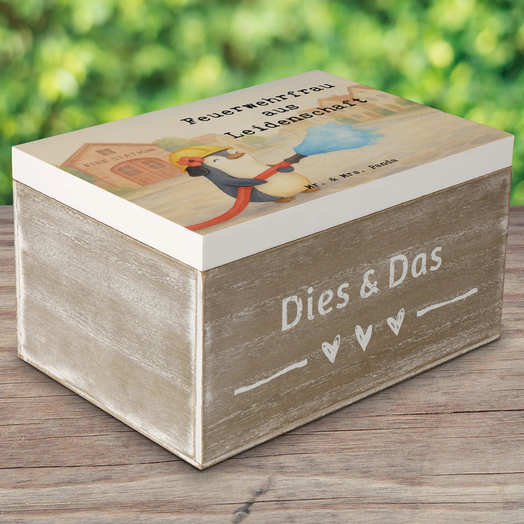 Holzkiste Feuerwehrfrau Leidenschaft Design Dekokiste, Truhe, Aufbewahrungsbox, Geschenkdose, Kiste, Holzkiste, XXL, Schatzkiste, Geschenkbox, Schatulle, Erinnerungskiste, Erinnerungsbox, Beruf, Ausbildung, Jubiläum, Abschied, Rente, Kollege, Kollegin, Geschenk, Schenken, Arbeitskollege, Mitarbeiter, Firma, Danke, Dankeschön, Feuerwehrfrau, freiwillige Feuerwehr, Feuerwehrhauptfrau, Brandschutz, Feuerwehr