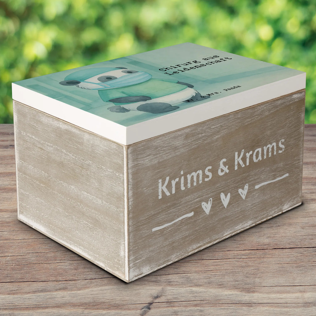 Holzkiste Chirurg Leidenschaft Design Truhe, Dekokiste, Aufbewahrungsbox, Geschenkdose, Schatulle, XXL, Geschenkbox, Schatzkiste, Erinnerungsbox, Holzkiste, Erinnerungskiste, Kiste, Beruf, Ausbildung, Jubiläum, Abschied, Rente, Kollege, Kollegin, Geschenk, Schenken, Arbeitskollege, Mitarbeiter, Firma, Danke, Dankeschön, Mediziner, Arzt, Notfallchirurg, Chirurg, Krankenhaus, Unfallchirurg