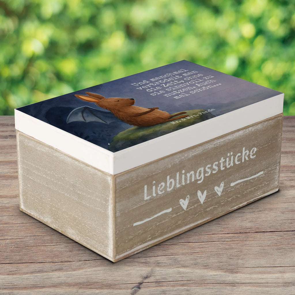 Holzkiste Fledermaus Sitzen Design Holzkiste, Kiste, Schatzkiste, Truhe, Schatulle, XXL, Erinnerungsbox, Erinnerungskiste, Dekokiste, Aufbewahrungsbox, Geschenkbox, Geschenkdose, Tiermotive, Gute Laune, lustige Sprüche, Tiere, Fledermaus, Fledermäuse, Motivation, entspannen