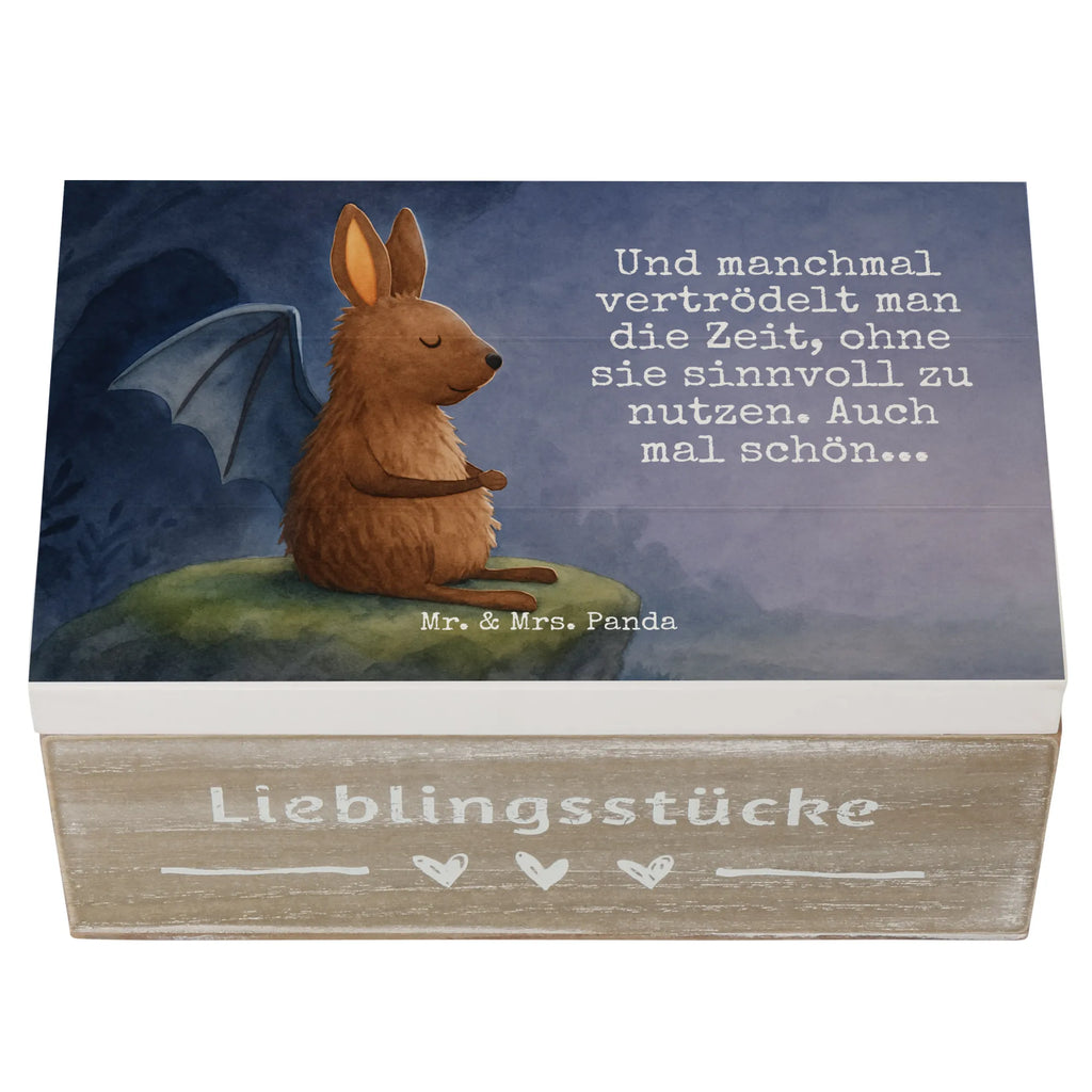 Holzkiste Fledermaus Sitzen Design Holzkiste, Kiste, Schatzkiste, Truhe, Schatulle, XXL, Erinnerungsbox, Erinnerungskiste, Dekokiste, Aufbewahrungsbox, Geschenkbox, Geschenkdose, Tiermotive, Gute Laune, lustige Sprüche, Tiere, Fledermaus, Fledermäuse, Motivation, entspannen