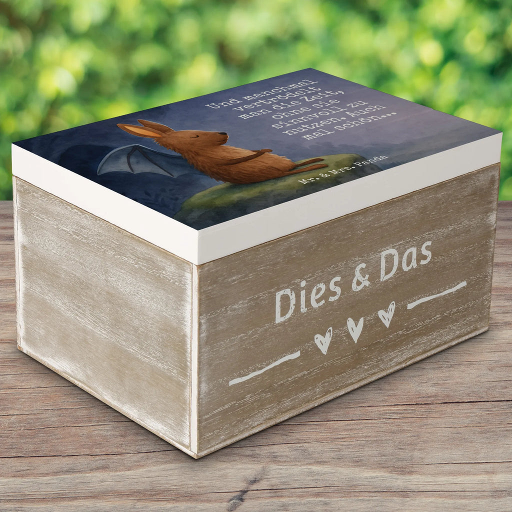 Holzkiste Fledermaus Sitzen Design Holzkiste, Kiste, Schatzkiste, Truhe, Schatulle, XXL, Erinnerungsbox, Erinnerungskiste, Dekokiste, Aufbewahrungsbox, Geschenkbox, Geschenkdose, Tiermotive, Gute Laune, lustige Sprüche, Tiere, Fledermaus, Fledermäuse, Motivation, entspannen