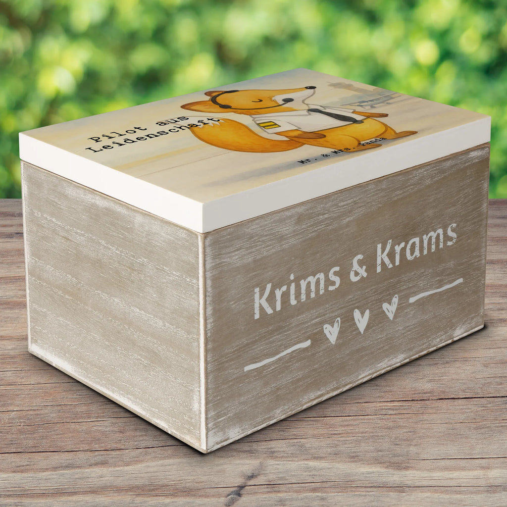 Holzkiste Pilot Leidenschaft Design Aufbewahrungsbox, Erinnerungskiste, Schatzkiste, Dekokiste, XXL, Truhe, Schatulle, Erinnerungsbox, Geschenkdose, Kiste, Geschenkbox, Holzkiste, Beruf, Ausbildung, Jubiläum, Abschied, Rente, Kollege, Kollegin, Geschenk, Schenken, Arbeitskollege, Mitarbeiter, Firma, Danke, Dankeschön, Flugkapitän, Cockpit, Flugzeug, Pilot