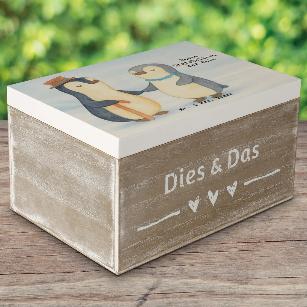 Holzkiste Pinguin Beste Urgroßeltern der Welt Design Aufbewahrungsbox, XXL, Truhe, Kiste, Geschenkdose, Holzkiste, Erinnerungsbox, Schatulle, Erinnerungskiste, Schatzkiste, Dekokiste, Geschenkbox, für, Dankeschön, Geschenk, Schenken, Geburtstag, Geburtstagsgeschenk, Geschenkidee, Danke, Bedanken, Mitbringsel, Freude machen, Geschenktipp, Urgroßeltern, Oppa, Uhrgroßeltern, Ommi, Großmama, Großvater, Bester, Großeltern, Uhropa, Enkel, Uropa, Opi. Großpapa, Omi, Kleinigkeit, Enkelkind, Uhroma, Großmutter, Opa, Uroma, Enkelin, Urgrosseltern, Oma, Ur, Omma, Oppi