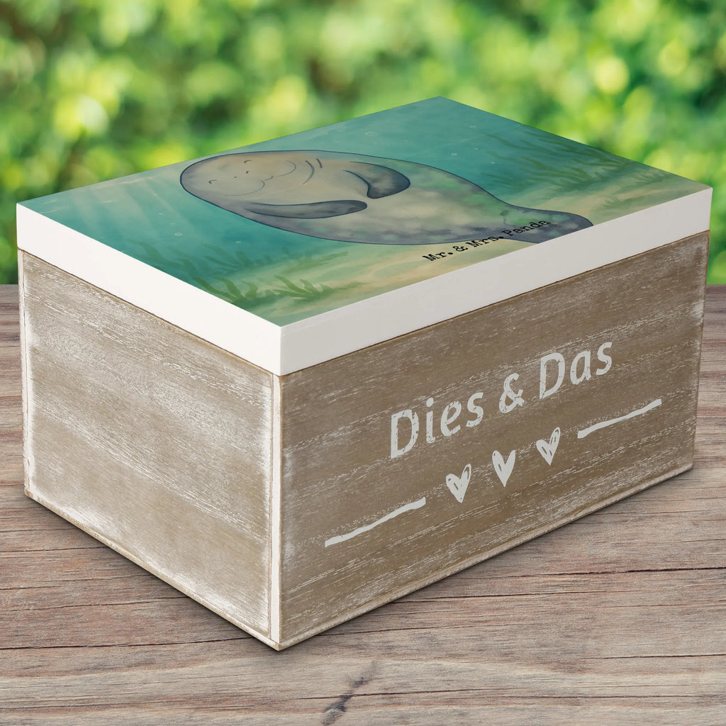 Holzkiste Seekuh Happy Design Kiste, Dekokiste, Aufbewahrungsbox, Schatulle, Erinnerungsbox, Geschenkdose, XXL, Erinnerungskiste, Schatzkiste, Truhe, Geschenkbox, Holzkiste, Meerestiere, Meer, Urlaub, Achtsamkeit, Zufrieden, Neuanfang, Freundin, Respekt, Neustart, Seekühe, Selbstliebe, Liebeskummer, Seekuh