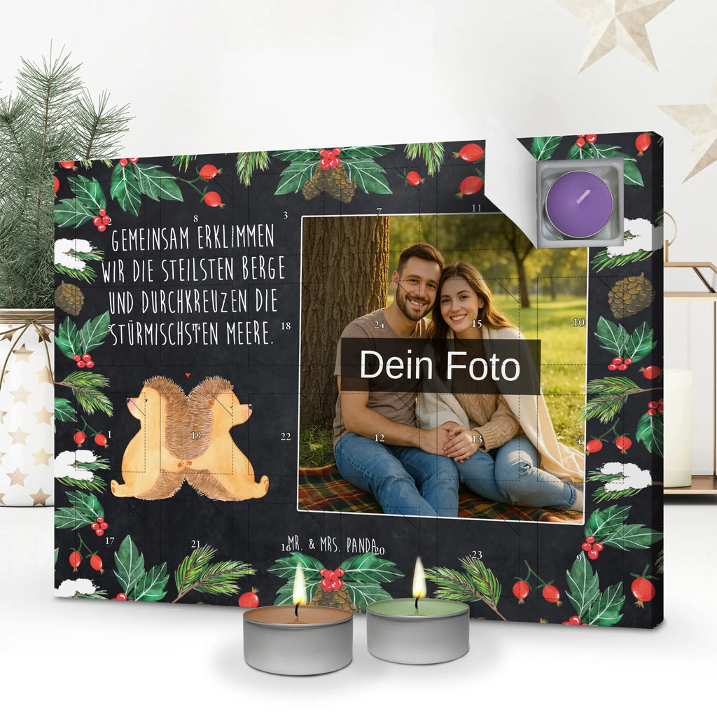 Personalisierter Duftkerzen Foto Adventskalender Igel händchenhaltend Personalisierter Duftkerzen Foto Adventskalender, Liebe, Partner, Freund, Freundin, Ehemann, Ehefrau, Heiraten, Verlobung, Heiratsantrag, Liebesgeschenk, Jahrestag, Hocheitstag, Liebesbeweis, Igel, große Liebe, Gemeinsamkeit, Liebesbotschaft, Geschenk für zwei, Love, Hand in Hand, Lieblingsmensch, Igelliebe, Hochzeit