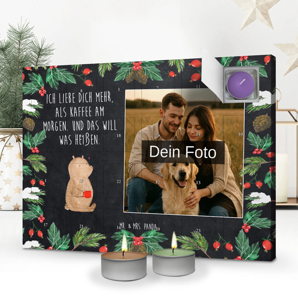 Personalisierter Duftkerzen Foto Adventskalender Bär Morgenkaffee Personalisierter Duftkerzen Foto Adventskalender, Freundin, Freund, Liebe, Liebesgeschenk, Jahrestag, Verlobung, Partner, Ehemann, Ehefrau, Heiraten, Heiratsantrag, Hocheitstag, für Ehemann, Valentinstag, Mitbringsel, für Männer, Geschenk für Frauen, Geschenk für Partner, Liebesbeweis, Geschenk für Freundin, Hochzeitstag