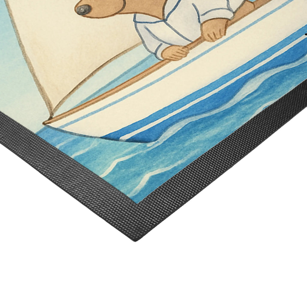 Fußmatte Bär Segeln Design Fußmatte außen, Fußmatte innen, Fußmatte außen wetterfest, Schmutzfangmatte waschbar, Gummi Matte, Schmutzfangteppich, Fußabtreter außen, Fussmatten, Schmutzmatte, Vorleger, Schmutzfänger, Fussmatten online, Motivfußmatte, Fußmatte waschbar, Fußabtreter, Gummimatte, Fußmatten, Haustürmatte, Matte, Eingangsteppich, Türvorleger, Fußmatte outdoor, Sauberlaufmatte, Schmutzfangmatte, Fußabstreifer, Fußabstreifer außen, Türmatte, Geschenk, Sport, Sportart, Hobby, Schenken, Danke, Dankeschön, Auszeichnung, Gewinn, Sportler, Segelboot, segeln, Yachtclub, Segelschule, Segeltörn