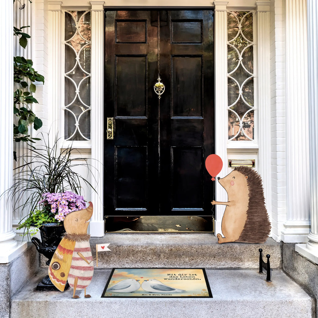 Fußmatte Turteltauben Liebe Design Türvorleger, Schmutzmatte, Fußabtreter, Matte, Schmutzfänger, Fußabstreifer, Schmutzfangmatte, Türmatte, Motivfußmatte, Haustürmatte, Vorleger, Fussmatten, Fußmatten, Gummimatte, Fußmatte außen, Fußmatte innen, Fussmatten online, Gummi Matte, Sauberlaufmatte, Fußmatte waschbar, Fußmatte outdoor, Schmutzfangmatte waschbar, Eingangsteppich, Fußabstreifer außen, Fußabtreter außen, Schmutzfangteppich, Fußmatte außen wetterfest, Liebe, Partner, Freund, Freundin, Ehemann, Ehefrau, Heiraten, Verlobung, Heiratsantrag, Liebesgeschenk, Jahrestag, Hocheitstag, Turteltauben, Turteltäubchen, Tauben, Verliebt, Verlobt, Verheiratet, Geschenk Freundin, Geschenk Freund, Liebesbeweis, Hochzeitstag, Geschenk Hochzeit