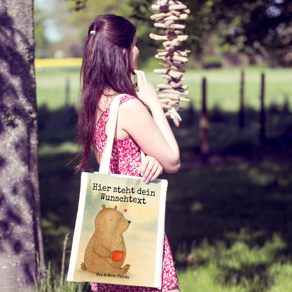 Personalisierte Tragetasche Bär Morgenkaffee Design Personalisierte Einkaufstasche, Personalisierte Jutetasche, Personalisierte Kindergartentasche, Personalisierter Jutebeutel, Personalisierter Stoffbeutel, Personalisierte Beuteltasche, Stoffbeutel mit Namen, Einkaufstasche mit Namen, Personalisierte Tasche, Tragetasche mit Namen, Personalisierter Beutel, Liebe, Partner, Freund, Freundin, Ehemann, Ehefrau, Heiraten, Verlobung, Heiratsantrag, Liebesgeschenk, Jahrestag, Hocheitstag, für Ehemann, Hochzeitstag, Mitbringsel, Valentinstag, für Männer, Geschenk für Partner, Liebesbeweis, Geschenk für Freundin, Geschenk für Frauen