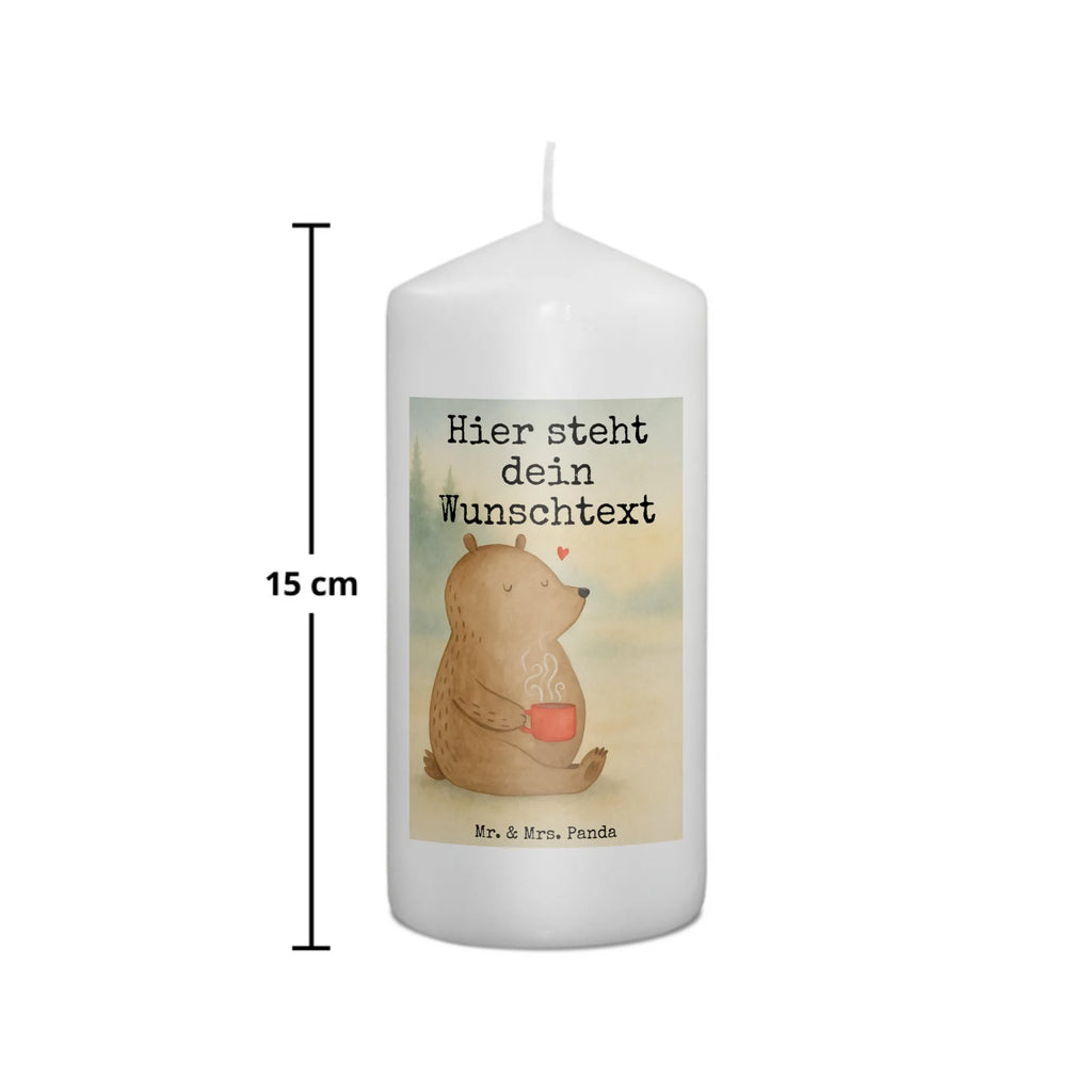 Personalisierte Kerze Bär Morgenkaffee Design Teelicht Mit Namensdruck, Trauerkerze Mit Namen, Duftkerze Mit Namen, Kerze Mit Namen, Kerzen-Set Mit Namensgravur, LED-Kerze Mit Wunschname, Taufekerze Mit Namensgravur, Glas-Kerze Mit Wunschname, Metall-Kerze Mit Namensgravur, Gastgeschenk Kerze Mit Namen, Handgemachte Kerze Mit Wunschname, Kommunionkerze Mit Namen, Streukerze Mit Namensdruck, Firmungskerze Mit Wunschname, Kerze Für Geburtstag Mit Wunschname, Laternenkerze Mit Namensdruck, Kerze Mit Spruch Und Namen, Bio-Kerze Mit Wunschname, Gedenkkerze Mit Namen, Kerze Für Hochzeit Mit Namensgravur, Weihnachtskerze Mit Namensgravur, Sojawachskerze Mit Namensdruck, Stearinkerze Mit Gravur, Holz-Kerze Mit Namen, Gartenkerze Mit Namen, Tischkerze Mit Namensdruck, Grabkerze Mit Namensgravur, Handgegossene Kerze Mit Namen, Blockkerze Mit Namensdruck, Votivkerze Mit Wunschname, Stumpenkerze Mit Namensgravur, Tafelkerze Mit Wunschname, Andachtskerze Mit Namensgravur, Personalisierte Kerze, Fair-Trade-Kerze Mit Namensgravur, Outdoor-Kerze Mit Namensgravur, Stabkerze Mit Gravur, Adventskerze Mit Wunschname, Kerze Mit Prägung Und Wunschname, Osterkerze Mit Namen, Schwimmkerze Mit Namen, Bienenwachskerze Mit Wunschname, Liebe, Partner, Freund, Freundin, Ehemann, Ehefrau, Heiraten, Verlobung, Heiratsantrag, Liebesgeschenk, Jahrestag, Hocheitstag, Geschenk für Frauen, Mitbringsel, Valentinstag, Hochzeitstag, für Männer, für Ehemann, Liebesbeweis, Geschenk für Partner, Geschenk für Freundin