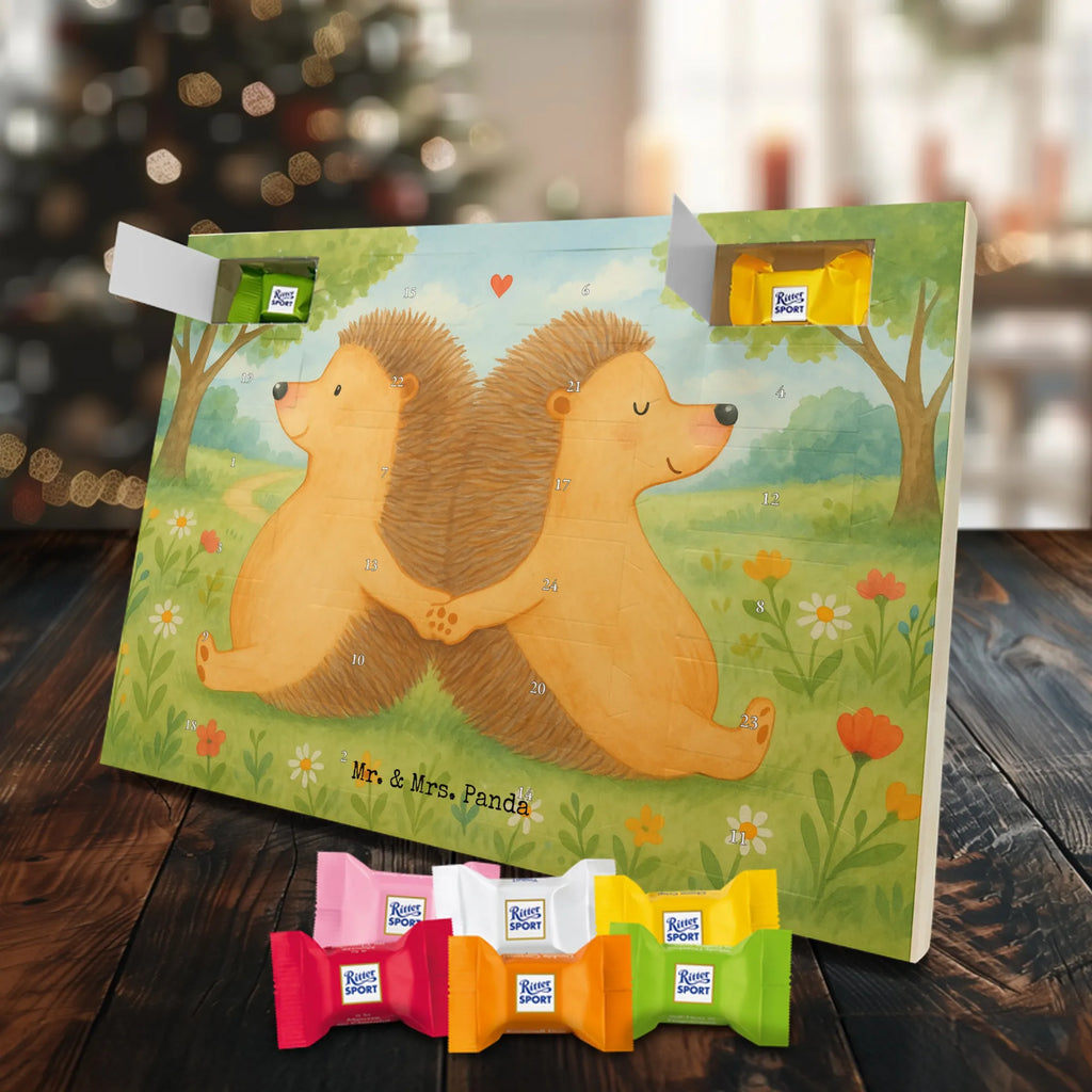 Adventskalender Igel händchenhaltend Design Adventskalender, kalender schokolade, schokoladen kalender, advent kalender, Schoko Adventskalender, süßigkeiten adventskalender, adventskalender mit schokolade, adventskalender mit süßigkeiten, adventskalender pralinen, Schokoladen Adventskalender, süßigkeiten kalender, schokokalender, schokolade adventskalender, pralinen adventskalender, schoko kalender, Weihnachtskalender Schokolade, schokoladenkalender, Adventskalender Schokolade, Weihnachtskalender, weihnachtskalender schoko, adventskalender mit pralinen, adventskalender süßigkeiten, schoko weihnachtskalender, Liebe, Freundin, Liebesgeschenk, Jahrestag, Verlobung, Partner, Ehemann, Ehefrau, Heiraten, Heiratsantrag, Hocheitstag, Freund, Liebesbeweis, Gemeinsamkeit, Hochzeit, Love, Liebesbotschaft, Igelliebe, Igel, Lieblingsmensch, Hand in Hand, Große Liebe, Geschenk für Zwei