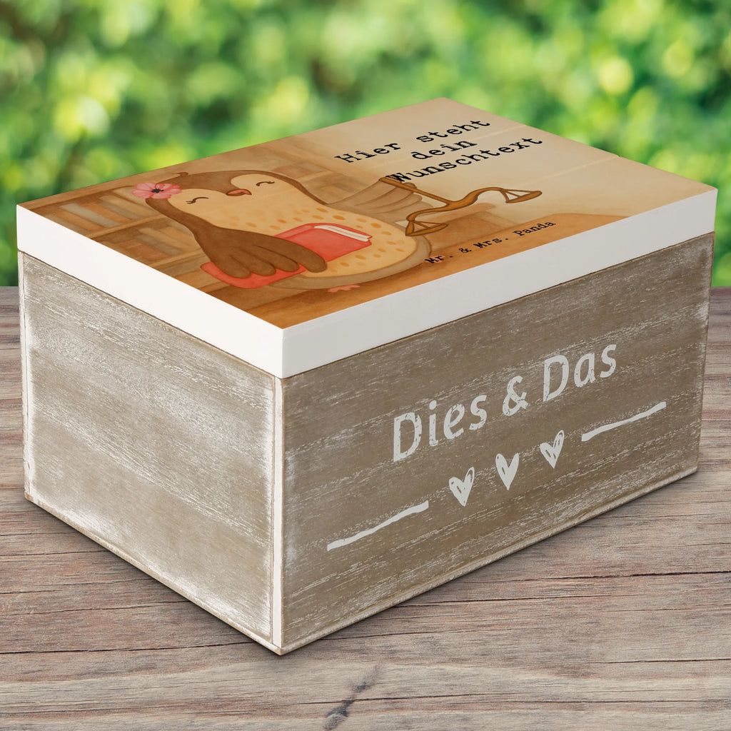 Personalisierte Holzkiste Juristin Leidenschaft Design Erinnerungsbox mit Namen, Schatzkiste Personalisiert, Kiste Personalisiert, Erinnerungsbox Personalisiert, Erinnerungskiste, Schatulle Personalisiert, Holzkiste Personalisiert, Truhe mit Namen, Dekokiste mit Namen, Dekokiste Personalisiert, Kiste mit Namen, Aufbewahrungsbox Personalisiert, Schatulle mit Namen, Holzkiste mit Namen, Aufbewahrungsbox mit Namen, Truhe Personalisiert, GEschenkdose personalisiert, mit Namen, Schatzkiste mit Namen, Geschenkbox personalisiert, Erinnerungskiste Personalisiert, Beruf, Ausbildung, Jubiläum, Abschied, Rente, Kollege, Kollegin, Geschenk, Schenken, Arbeitskollege, Mitarbeiter, Firma, Danke, Dankeschön, Staatsexamen, Master of laws, Jura Studium, Anwältin, Juristin, Anwaltskanzlei, Jurastudent