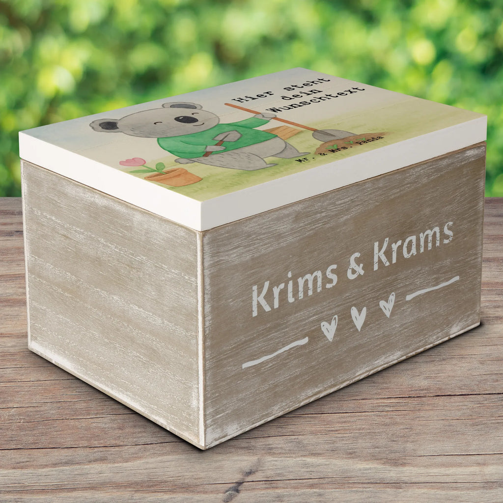 Personalisierte Holzkiste Garten- und Landschaftsbauer Leidenschaft Design Truhe mit Namen, Schatzkiste Personalisiert, Dekokiste mit Namen, Erinnerungsbox Personalisiert, Kiste Personalisiert, Erinnerungskiste, Schatulle Personalisiert, Holzkiste Personalisiert, Dekokiste Personalisiert, Aufbewahrungsbox mit Namen, Schatulle mit Namen, Aufbewahrungsbox Personalisiert, GEschenkdose personalisiert, Erinnerungsbox mit Namen, Holzkiste mit Namen, Schatzkiste mit Namen, Kiste mit Namen, Geschenkbox personalisiert, Truhe Personalisiert, Erinnerungskiste Personalisiert, mit Namen, Beruf, Ausbildung, Jubiläum, Abschied, Rente, Kollege, Kollegin, Geschenk, Schenken, Arbeitskollege, Mitarbeiter, Firma, Danke, Dankeschön, Gartenplaner, Gärtner, Hobbygärtner, Gartenbau, Garten- und Landschaftsbauer, Gärtnerei