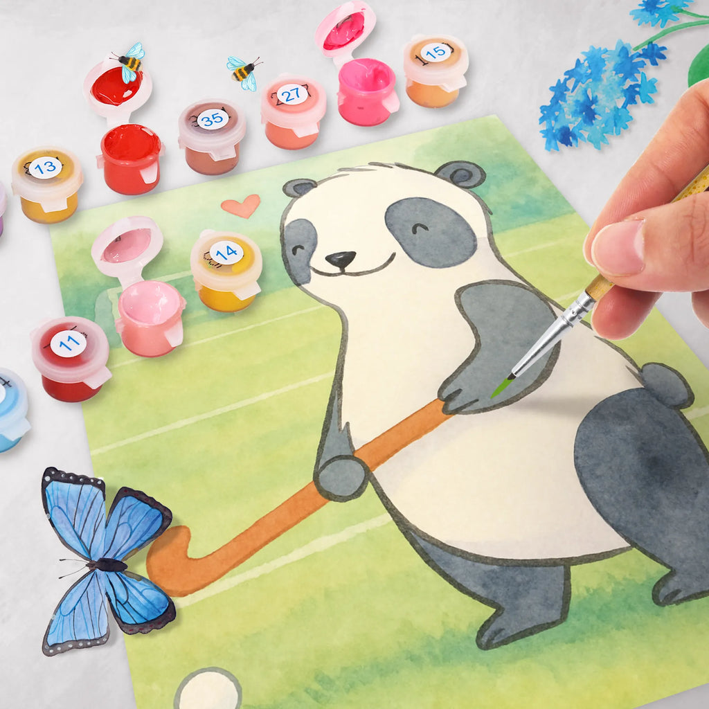 Malen nach Zahlen Panda Hockey spielen Design Malen, DIY, Ausmalbild, Malen nach Zahlen, Kunstwerk, Baseln, Kreativität, Bastelidee, Künstler, Geschenk, Sport, Sportart, Hobby, Schenken, Danke, Dankeschön, Auszeichnung, Gewinn, Sportler, Hockeyschläger, Hockey spielen, Hockey Verein, Feldhockey