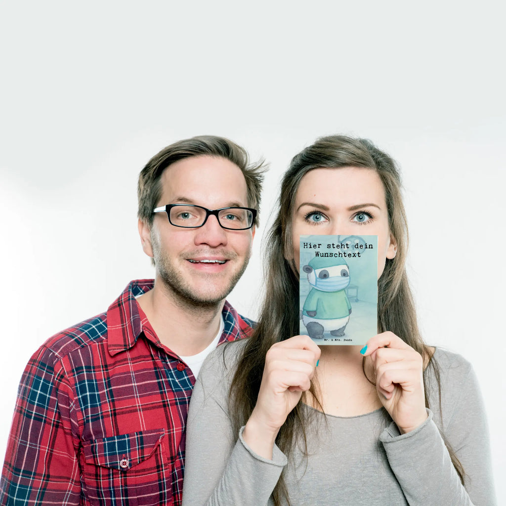 Personalisierte Postkarte Chirurg Leidenschaft Design Ansichtskarte mit Namen, Geschenkkarte mit Wunschtext, Einladung mit Namen, Postkarte personalisierbar, Grußkarte mit Wunschtext, Geschenkkarte mit Namen, Postkarte bedrucken, Karte mit Namen, Postkarte mit Wunschtext, Ansichtskarte mit Wunschtext, Postkarte mit Namen, Grußkarte mit Namen, Einladung mit Wunschtext, Karte mit Wunschtext, Beruf, Ausbildung, Jubiläum, Abschied, Rente, Kollege, Kollegin, Geschenk, Schenken, Arbeitskollege, Mitarbeiter, Firma, Danke, Dankeschön, Arzt, Krankenhaus, Unfallchirurg, Chirurg, Notfallchirurg, Mediziner