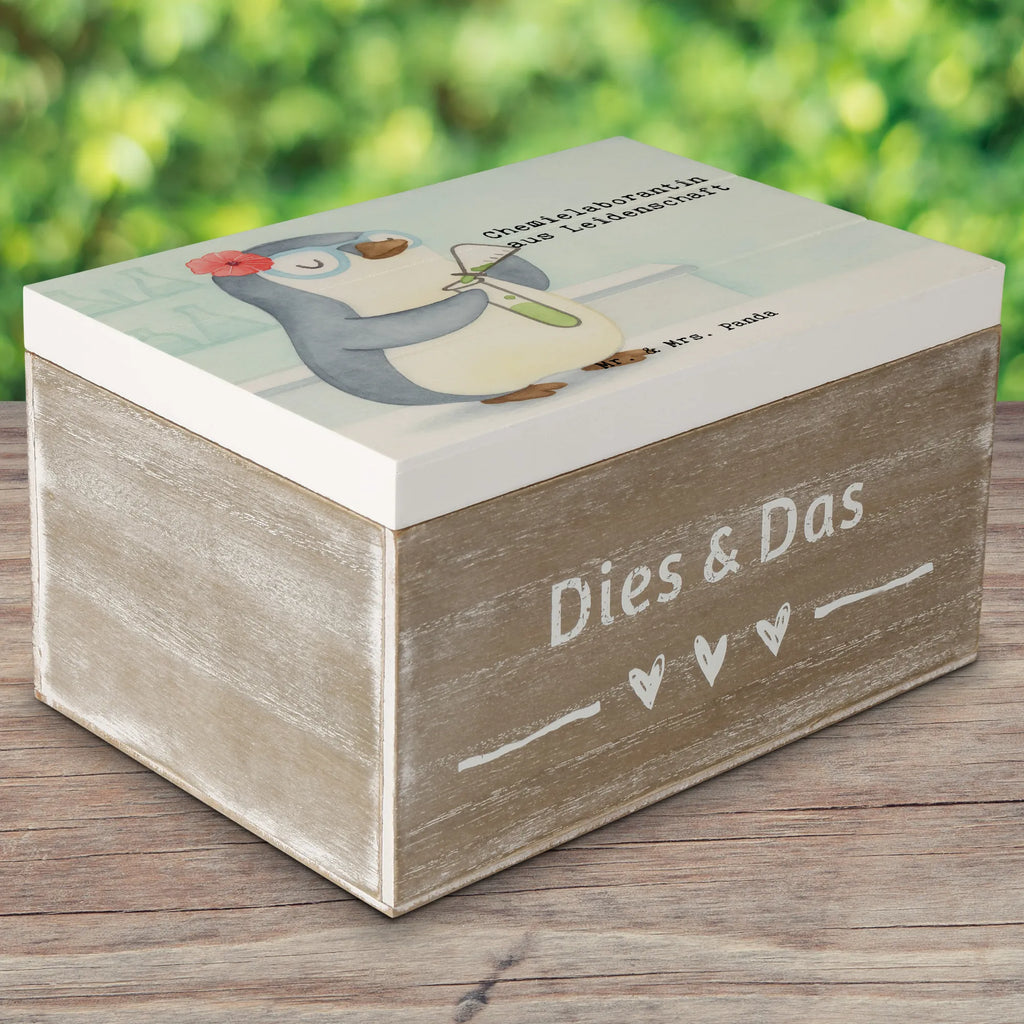 Holzkiste Chemielaborantin Leidenschaft Design Schatulle, Geschenkbox, Truhe, Dekokiste, XXL, Erinnerungsbox, Erinnerungskiste, Kiste, Schatzkiste, Aufbewahrungsbox, Holzkiste, Geschenkdose, Beruf, Ausbildung, Jubiläum, Abschied, Rente, Kollege, Kollegin, Geschenk, Schenken, Arbeitskollege, Mitarbeiter, Firma, Danke, Dankeschön, Studium, Naturwissenschaftlerin, Labor, Wissenschaftlerin, Chemielaborantin, Forschung, Chemikerin