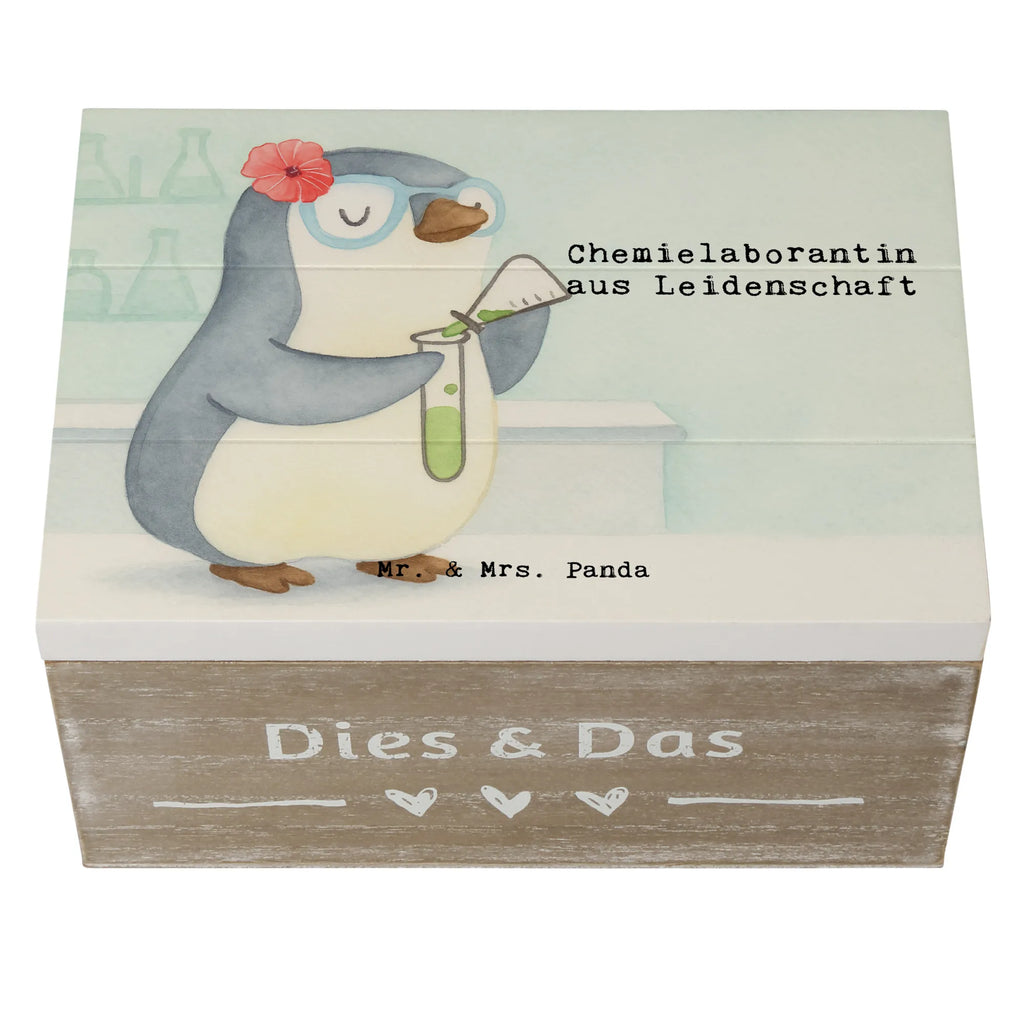 Holzkiste Chemielaborantin Leidenschaft Design Schatulle, Geschenkbox, Truhe, Dekokiste, XXL, Erinnerungsbox, Erinnerungskiste, Kiste, Schatzkiste, Aufbewahrungsbox, Holzkiste, Geschenkdose, Beruf, Ausbildung, Jubiläum, Abschied, Rente, Kollege, Kollegin, Geschenk, Schenken, Arbeitskollege, Mitarbeiter, Firma, Danke, Dankeschön, Studium, Naturwissenschaftlerin, Labor, Wissenschaftlerin, Chemielaborantin, Forschung, Chemikerin
