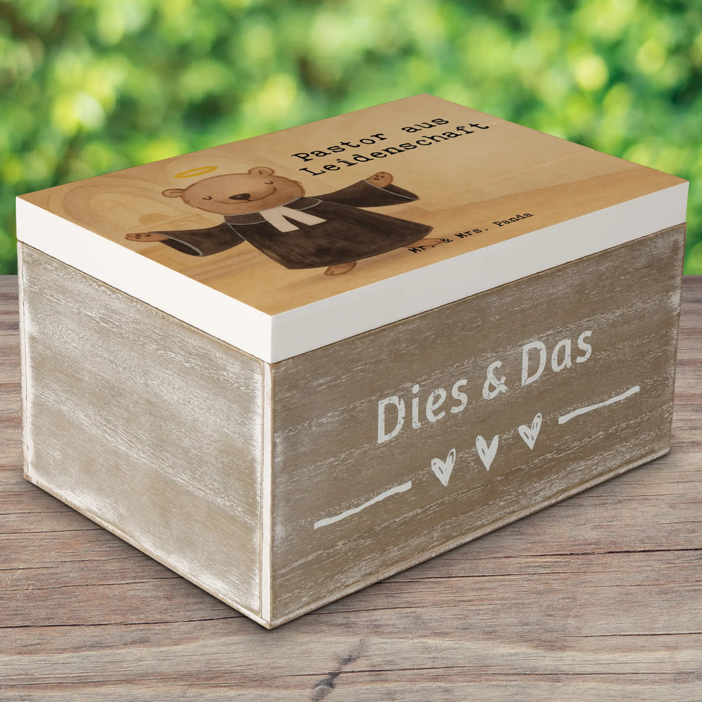 Holzkiste Pastor Leidenschaft Design Holzkiste, Erinnerungskiste, Truhe, Geschenkdose, Aufbewahrungsbox, Schatulle, Schatzkiste, Geschenkbox, Kiste, Dekokiste, Erinnerungsbox, XXL, Beruf, Ausbildung, Jubiläum, Abschied, Rente, Kollege, Kollegin, Geschenk, Schenken, Arbeitskollege, Mitarbeiter, Firma, Danke, Dankeschön, Diener Gottes<br />Geistlicher, Kirche, Pfarrer, Pastor, Theologe, Prediger<br />Priester