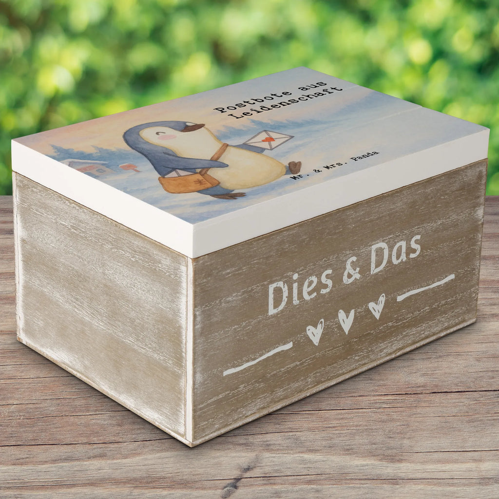 Holzkiste Postbote Leidenschaft Design Erinnerungskiste, Dekokiste, Geschenkbox, Erinnerungsbox, Schatulle, Geschenkdose, Kiste, Schatzkiste, Truhe, XXL, Aufbewahrungsbox, Holzkiste, Beruf, Ausbildung, Jubiläum, Abschied, Rente, Kollege, Kollegin, Geschenk, Schenken, Arbeitskollege, Mitarbeiter, Firma, Danke, Dankeschön, Postler, Briefzusteller, Briefträger, Postbote