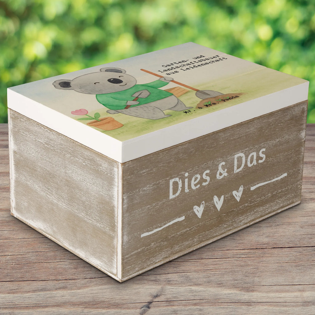 Holzkiste Garten- und Landschaftsbauer Leidenschaft Design Schatzkiste, Holzkiste, Schatulle, XXL, Truhe, Aufbewahrungsbox, Erinnerungsbox, Dekokiste, Erinnerungskiste, Geschenkbox, Geschenkdose, Kiste, Beruf, Ausbildung, Jubiläum, Abschied, Rente, Kollege, Kollegin, Geschenk, Schenken, Arbeitskollege, Mitarbeiter, Firma, Danke, Dankeschön, Hobbygärtner, Gartenplaner, Gärtnerei, Gartenbau, Garten- und Landschaftsbauer, Gärtner