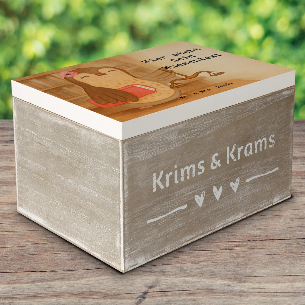 Personalisierte Holzkiste Juristin Leidenschaft Design Erinnerungsbox mit Namen, Schatzkiste Personalisiert, Kiste Personalisiert, Erinnerungsbox Personalisiert, Erinnerungskiste, Schatulle Personalisiert, Holzkiste Personalisiert, Truhe mit Namen, Dekokiste mit Namen, Dekokiste Personalisiert, Kiste mit Namen, Aufbewahrungsbox Personalisiert, Schatulle mit Namen, Holzkiste mit Namen, Aufbewahrungsbox mit Namen, Truhe Personalisiert, GEschenkdose personalisiert, mit Namen, Schatzkiste mit Namen, Geschenkbox personalisiert, Erinnerungskiste Personalisiert, Beruf, Ausbildung, Jubiläum, Abschied, Rente, Kollege, Kollegin, Geschenk, Schenken, Arbeitskollege, Mitarbeiter, Firma, Danke, Dankeschön, Staatsexamen, Master of laws, Jura Studium, Anwältin, Juristin, Anwaltskanzlei, Jurastudent