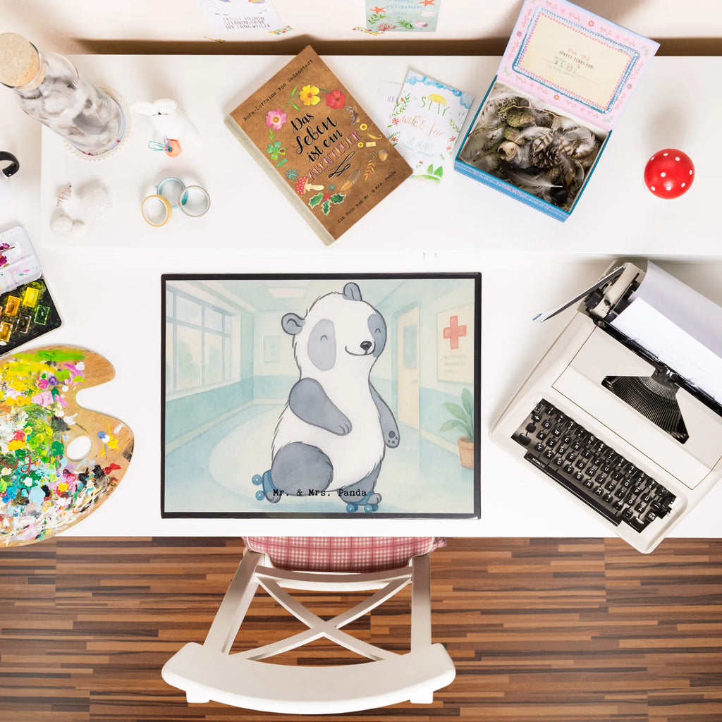 Schreibtischunterlage Panda Inliner fahren Design Schreibtischunterlage Groß, Schreibtisch Unterlagen, Bürobedarf, Schreibunterlage, Schreibtischauflage, Büroartikel, Schreibwaren, Geschenk, Sport, Sportart, Hobby, Schenken, Danke, Dankeschön, Auszeichnung, Gewinn, Sportler, Inliner fahren, inlinern, Rollschuh fahren