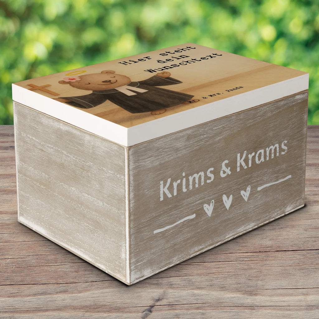 Personalisierte Holzkiste Pastorin Leidenschaft Design Schatzkiste mit Namen, GEschenkdose personalisiert, Schatulle Personalisiert, Erinnerungskiste Personalisiert, Aufbewahrungsbox mit Namen, Dekokiste Personalisiert, Schatzkiste Personalisiert, Erinnerungsbox mit Namen, Schatulle mit Namen, Kiste Personalisiert, Geschenkbox personalisiert, Dekokiste mit Namen, Truhe mit Namen, Holzkiste mit Namen, Kiste mit Namen, Erinnerungskiste, Holzkiste Personalisiert, Aufbewahrungsbox Personalisiert, Truhe Personalisiert, Erinnerungsbox Personalisiert, mit Namen, Beruf, Ausbildung, Jubiläum, Abschied, Rente, Kollege, Kollegin, Geschenk, Schenken, Arbeitskollege, Mitarbeiter, Firma, Danke, Dankeschön, Kirche, Pastorin, Dienerin Gottes<br />Geistliche, Predigerin<br />Priesterin, Theologin, Pfarrerin