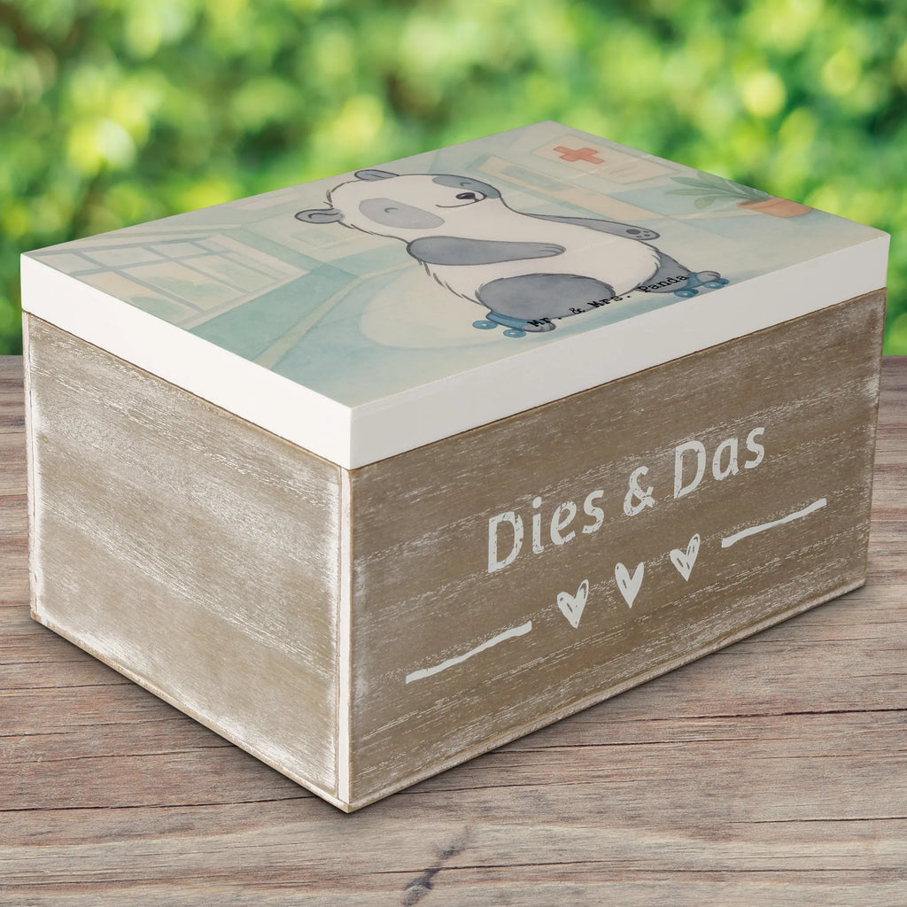 Holzkiste Panda Inliner fahren Design Schatulle, Aufbewahrungsbox, Erinnerungsbox, Holzkiste, Erinnerungskiste, XXL, Truhe, Geschenkbox, Dekokiste, Kiste, Geschenkdose, Schatzkiste, Geschenk, Sport, Sportart, Hobby, Schenken, Danke, Dankeschön, Auszeichnung, Gewinn, Sportler, Rollschuh fahren, inlinern, Inliner fahren