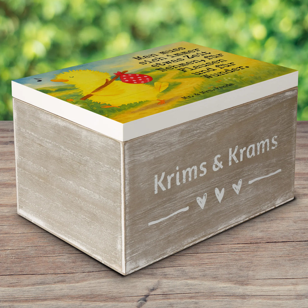 Geschenkbox Küken Wander Design erinnerungsbox hochzeit, aufbewahrungsbox aus holz, box aus holz, aufbewahrungskiste, holz aufbewahrungsbox, Schatzkiste, Dekokiste, aufbewahrungsbox holz, deko box, Schatulle, Truhe, holzboxen, holzkisten, holzbox mit deckel, erinnerungsbox baby, holzbox, Holzkiste, ordnungsbox, Kiste, holztruhe, Erinnerungsbox, schmuckkästchen, Geschenkbox, holzkiste mit deckel, Aufbewahrungsbox, dekorative holzkiste, Erinnerungskiste, Osternest, Osterhase, Ostern Kinder, Ostergeschenke Kinder, Ostern Geschenk, Geschenke zu Ostern, Ostergeschenke, Osterdeko, Ostern, Ostereier, Wunder, Zeit, Frühlingsgefühle, Ostergrüße, Zeitmanagement, Flausen, Frohe Ostern, liebe Grüße, Ei, Weltenbummler, Osterei, Reisen, Freude, Grüße, Backpacker, Küken