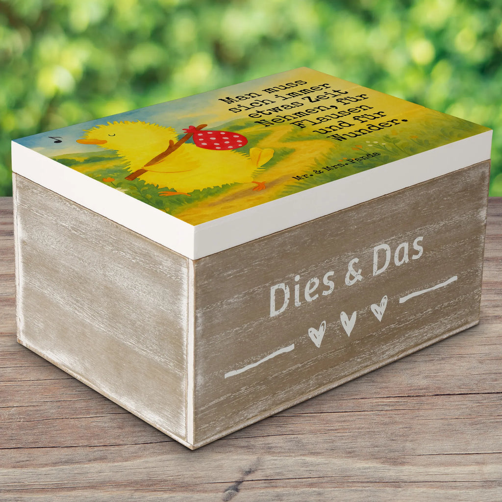 Geschenkbox Küken Wander Design erinnerungsbox hochzeit, aufbewahrungsbox aus holz, box aus holz, aufbewahrungskiste, holz aufbewahrungsbox, Schatzkiste, Dekokiste, aufbewahrungsbox holz, deko box, Schatulle, Truhe, holzboxen, holzkisten, holzbox mit deckel, erinnerungsbox baby, holzbox, Holzkiste, ordnungsbox, Kiste, holztruhe, Erinnerungsbox, schmuckkästchen, Geschenkbox, holzkiste mit deckel, Aufbewahrungsbox, dekorative holzkiste, Erinnerungskiste, Osternest, Osterhase, Ostern Kinder, Ostergeschenke Kinder, Ostern Geschenk, Geschenke zu Ostern, Ostergeschenke, Osterdeko, Ostern, Ostereier, Wunder, Zeit, Frühlingsgefühle, Ostergrüße, Zeitmanagement, Flausen, Frohe Ostern, liebe Grüße, Ei, Weltenbummler, Osterei, Reisen, Freude, Grüße, Backpacker, Küken