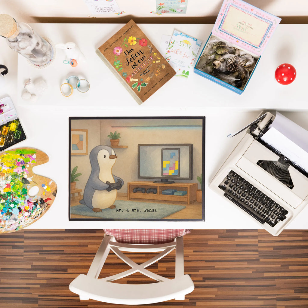 Schreibtischunterlage Pinguin Zocken Design Unterlage, Auflage, Schreibwaren, Schreibunterlage, Schreibtisch Unterlagen, Büroartikel, Schreibtischauflage, Matte, Schreibtischunterlage Groß, Bürobedarf, Schreibtisch Matte, Geschenk, Schenken, Sport, Sportart, Hobby, Danke, Dankeschön, Auszeichnung, Gewinn, Sportler, Videogames, Gaming, Zocken, Videospiele
