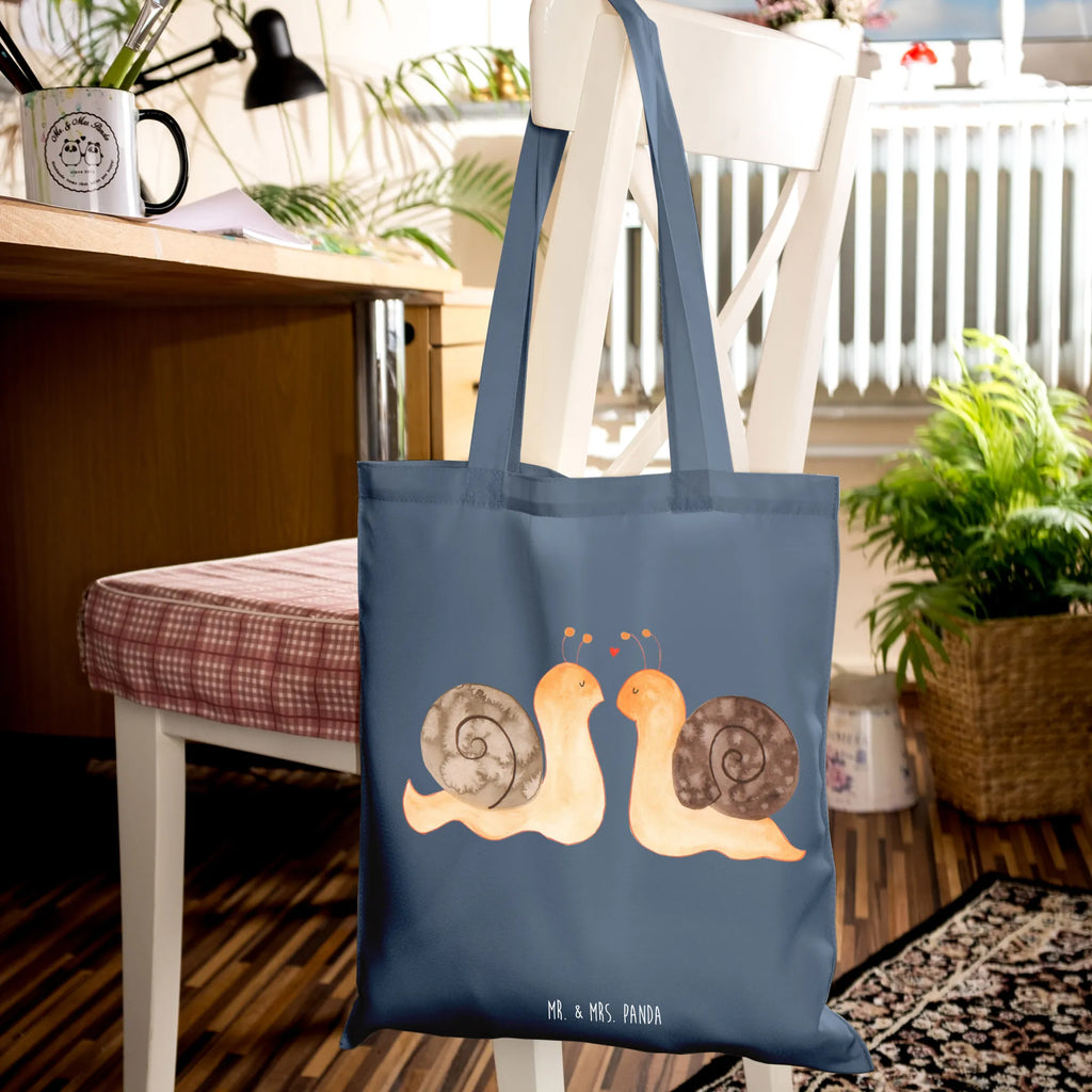 Tote bag Snails in love Strandtasche, Laptoptasche, Tragetasche, Schultertasche, Tasche, Beuteltasche, Umhängetasche, Jutetasche, Einkaufstasche, Badetasche, Stofftasche, Stoffbeutel, Einkaufstüte, Shopper, Beutel, Jutebeutel, Liebe, Partner, Freund, Freundin, Ehemann, Ehefrau, Heiraten, Verlobung, Heiratsantrag, Liebesgeschenk, Jahrestag, Hocheitstag