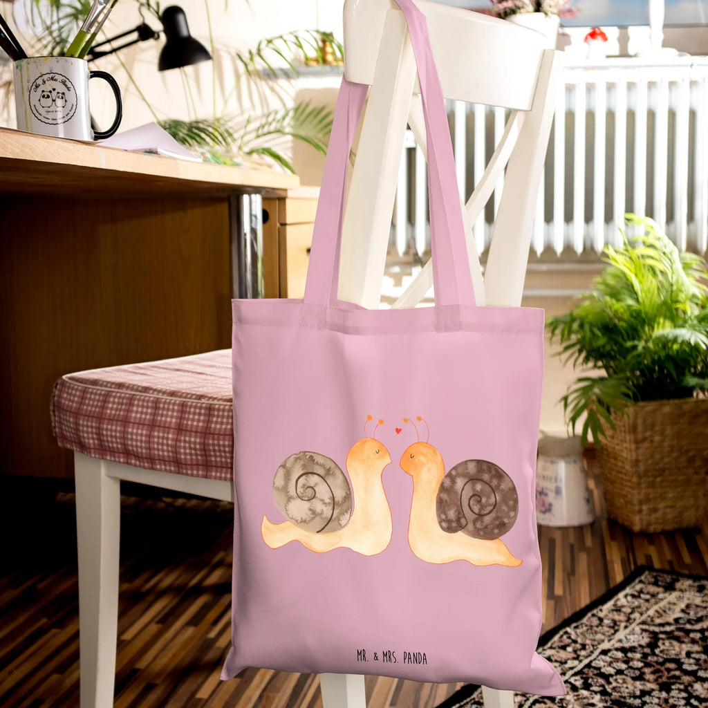 Tote bag Snails in love Strandtasche, Laptoptasche, Tragetasche, Schultertasche, Tasche, Beuteltasche, Umhängetasche, Jutetasche, Einkaufstasche, Badetasche, Stofftasche, Stoffbeutel, Einkaufstüte, Shopper, Beutel, Jutebeutel, Liebe, Partner, Freund, Freundin, Ehemann, Ehefrau, Heiraten, Verlobung, Heiratsantrag, Liebesgeschenk, Jahrestag, Hocheitstag