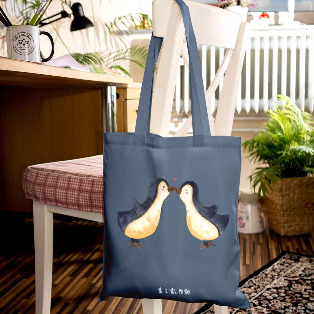 Tote bag penguins kiss Schultertasche, Jutebeutel, Einkaufstasche, Tragetasche, Stoffbeutel, Beutel, Tasche, Stofftasche, Strandtasche, Jutetasche, Umhängetasche, Badetasche, Shopper, Einkaufstüte, Laptoptasche, Beuteltasche, Liebe, Partner, Freund, Freundin, Ehemann, Ehefrau, Heiraten, Verlobung, Heiratsantrag, Liebesgeschenk, Jahrestag, Hocheitstag, Geschenk für Frauen, Geschenk für Freundin, Geschenk für Partner, Liebesbeweis, Mitbringsel, Hochzeitstag, für Männer, für Ehemann, Valentinstag