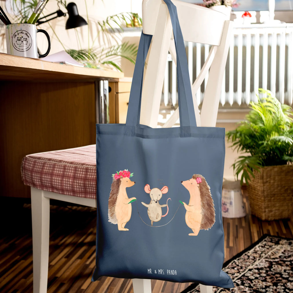 Tragetasche Igel Seilhüpfen Beuteltasche, Einkaufstüte, Stofftasche, Einkaufstasche, Stoffbeutel, Jutetasche, Shopper, Badetasche, Tasche, Laptoptasche, Jutebeutel, Tragetasche, Schultertasche, Strandtasche, Umhängetasche, Beutel, Tiermotive, Gute Laune, lustige Sprüche, Tiere, Kindergarten, Maus, Seilhüpfen, Kinder, Seilspringen, Igel