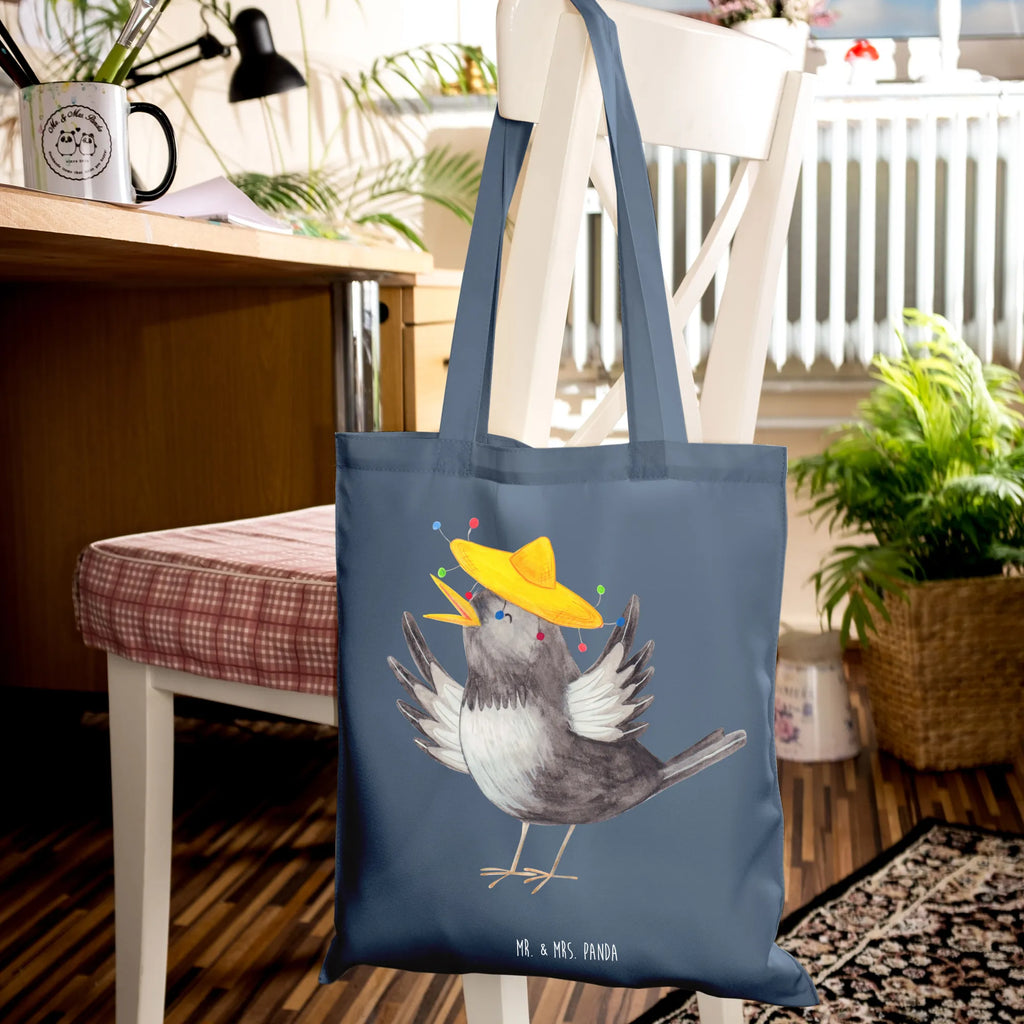 Tote bag Crow sombrero Tüte, Einkaufstüte, Beutel, uni tasche, Statementbeutel, Stofftasche, Strandtasche, Stoffbeutel, Jutetasche, bedruckte tasche, Alltagstasche, unitasche, Beuteltasche, baumwollbeutel, Einkaufsbeutel, Jutebeutel, Einkaufstasche, Schultertasche, Laptoptasche, Tasche, shopping tasche, Shopper, Henkeltasche, Badetasche, Leinentasche, Tragetasche, Baumwolltasche, tote bag, Umhängetasche, Schultasche, büchertasche, Gute Laune, Tiermotive, Tiere, lustige Sprüche, Vogel, Spruch positiv, froh, Vögel, glücklich sein, Glück Spruch, Elster, Rabe, Motivation, fröhlich sein