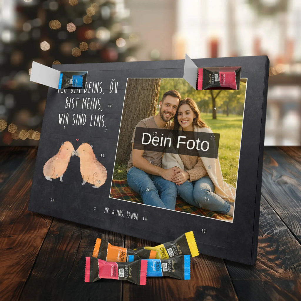 Personalisierter Schoko Foto Adventskalender Capybara Liebe Personalisierter Schoko Foto Adventskalender, Gute Laune, Lustige Sprüche, Tiere, Tiermotive, Liebe, Jahrestag, Liebesbeweis, Kuschel Capybaras, Liebesspruch, Valentinstag, Tierliebe, Ehejubiläum, Partnertiere, Beziehung, Verschmolzen, Capybara, Ich Bin Deins, Herzlich, Geschenkidee, Romantisches Geschenk, Du Bist Meins, Verliebt, Paar, Handgezeichnet
