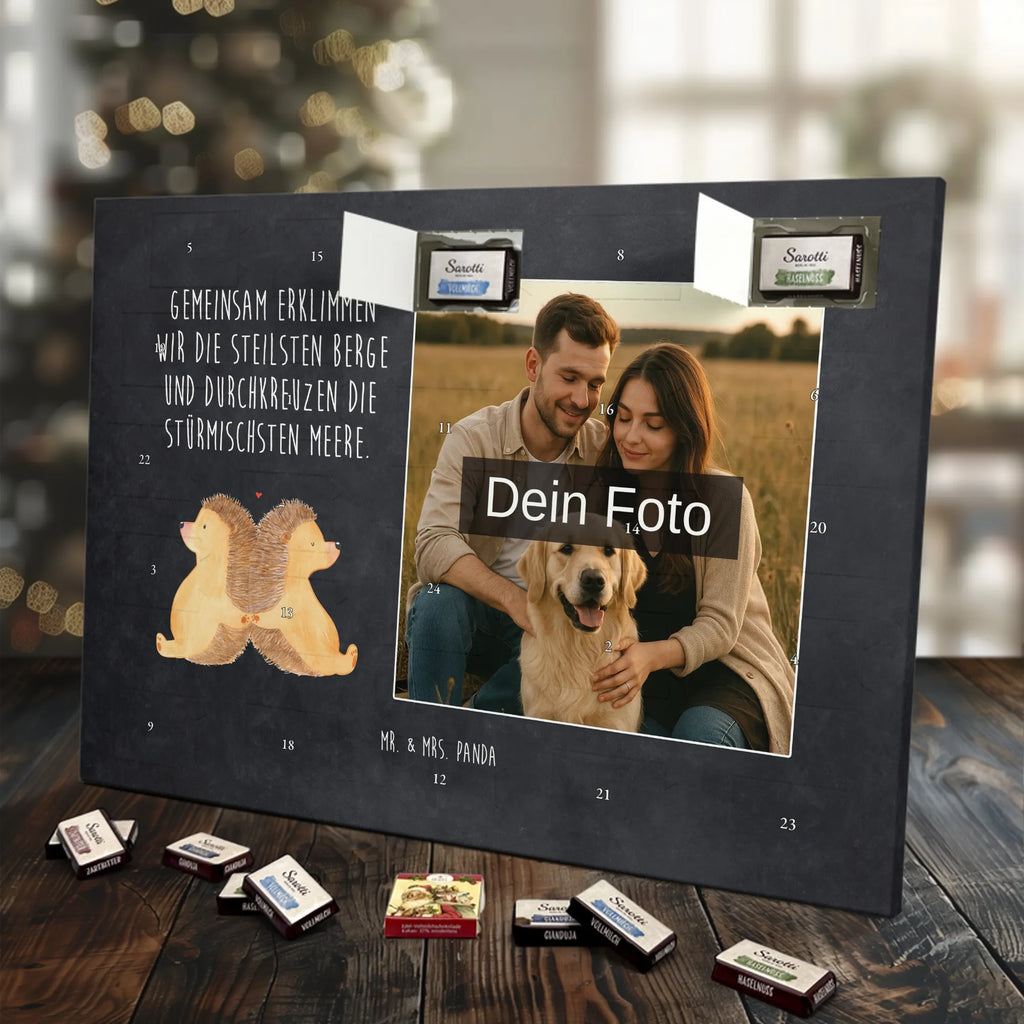 Personalisierter Schoko Foto Adventskalender Igel händchenhaltend Personalisierter Schoko Foto Adventskalender, Partner, Ehemann, Freundin, Ehefrau, Liebesgeschenk, Freund, Hocheitstag, Jahrestag, Heiratsantrag, Verlobung, Liebe, Heiraten, Hochzeit, Igel, Love, Gemeinsamkeit, Hand in Hand, Liebesbotschaft, Igelliebe, Große Liebe, Lieblingsmensch, Liebesbeweis, Geschenk für Zwei