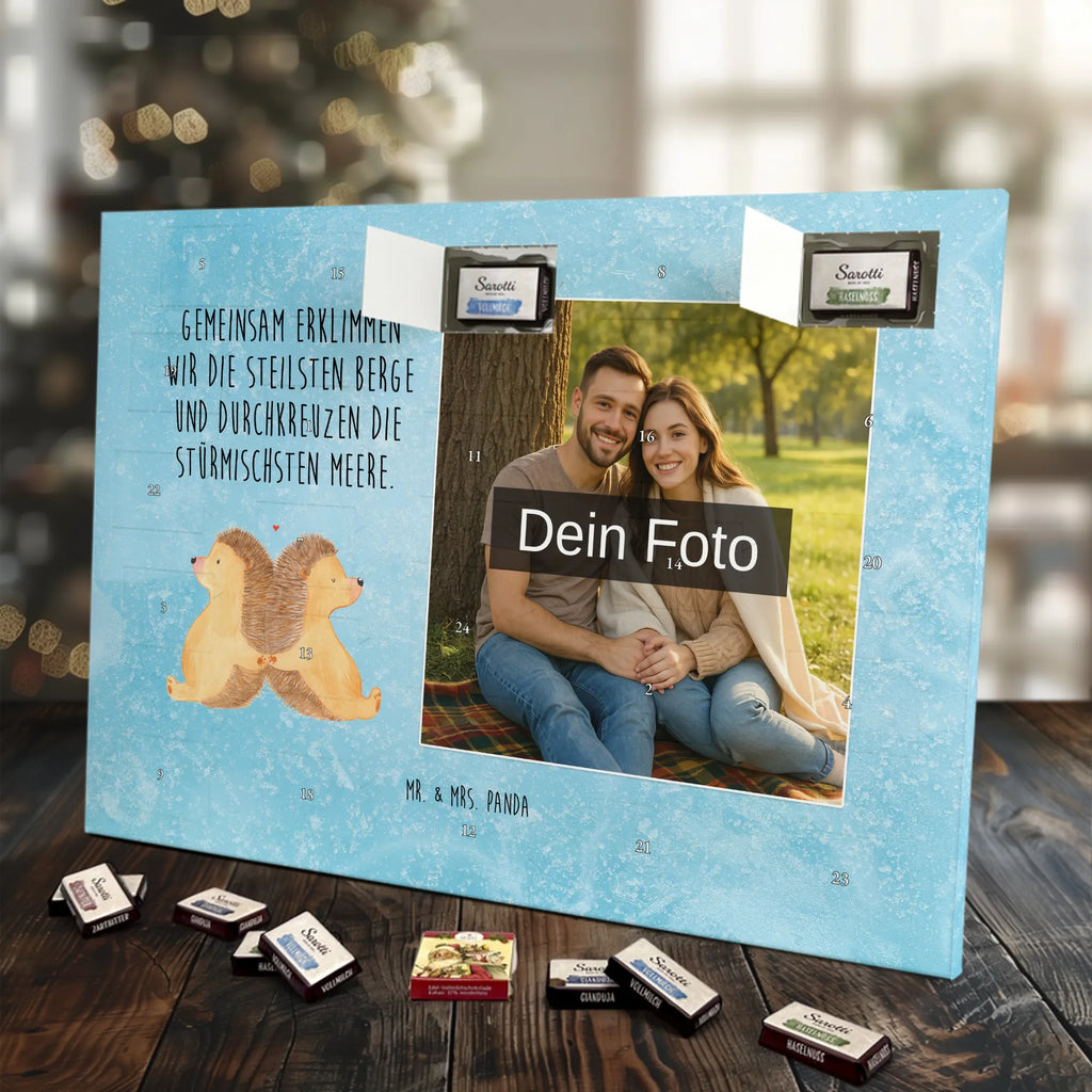 Personalisierter Schoko Foto Adventskalender Igel händchenhaltend Personalisierter Schoko Foto Adventskalender, Partner, Ehemann, Freundin, Ehefrau, Liebesgeschenk, Freund, Hocheitstag, Jahrestag, Heiratsantrag, Verlobung, Liebe, Heiraten, Hochzeit, Igel, Love, Gemeinsamkeit, Hand in Hand, Liebesbotschaft, Igelliebe, Große Liebe, Lieblingsmensch, Liebesbeweis, Geschenk für Zwei