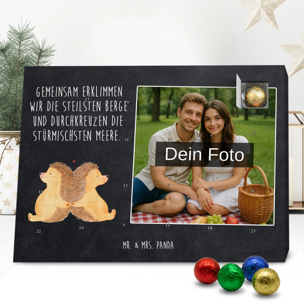 Personalisierter Schoko Foto Adventskalender Igel händchenhaltend Personalisierter Schoko Foto Adventskalender, Partner, Ehemann, Freundin, Ehefrau, Liebesgeschenk, Freund, Hocheitstag, Jahrestag, Heiratsantrag, Verlobung, Liebe, Heiraten, Hochzeit, Igel, Love, Gemeinsamkeit, Hand in Hand, Liebesbotschaft, Igelliebe, Große Liebe, Lieblingsmensch, Liebesbeweis, Geschenk für Zwei