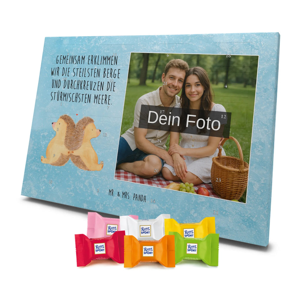 Personalisierter Schoko Foto Adventskalender Igel händchenhaltend Personalisierter Schoko Foto Adventskalender, Partner, Ehemann, Freundin, Ehefrau, Liebesgeschenk, Freund, Hocheitstag, Jahrestag, Heiratsantrag, Verlobung, Liebe, Heiraten, Hochzeit, Igel, Love, Gemeinsamkeit, Hand in Hand, Liebesbotschaft, Igelliebe, Große Liebe, Lieblingsmensch, Liebesbeweis, Geschenk für Zwei