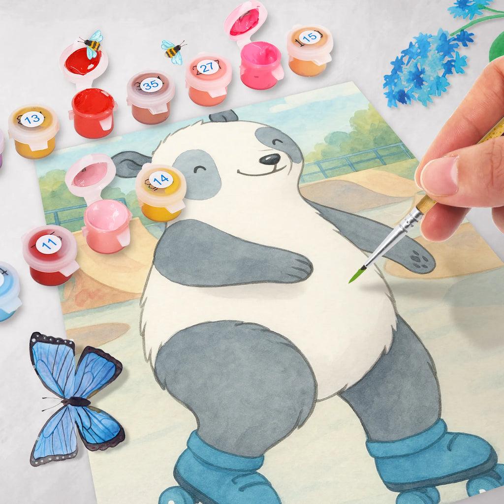 Malen nach Zahlen Panda Inliner fahren Design Basteln, DIY, Künstler, Ausmalbild, Bastelidee, Kreativität, Malen, Malen nach Zahlen, Kunstwerk, Sportler, Schenken, Gewinn, Auszeichnung, Dankeschön, Danke, Hobby, Sportart, Geschenk, Sport, inlinern, Inliner fahren, Rollschuh fahren