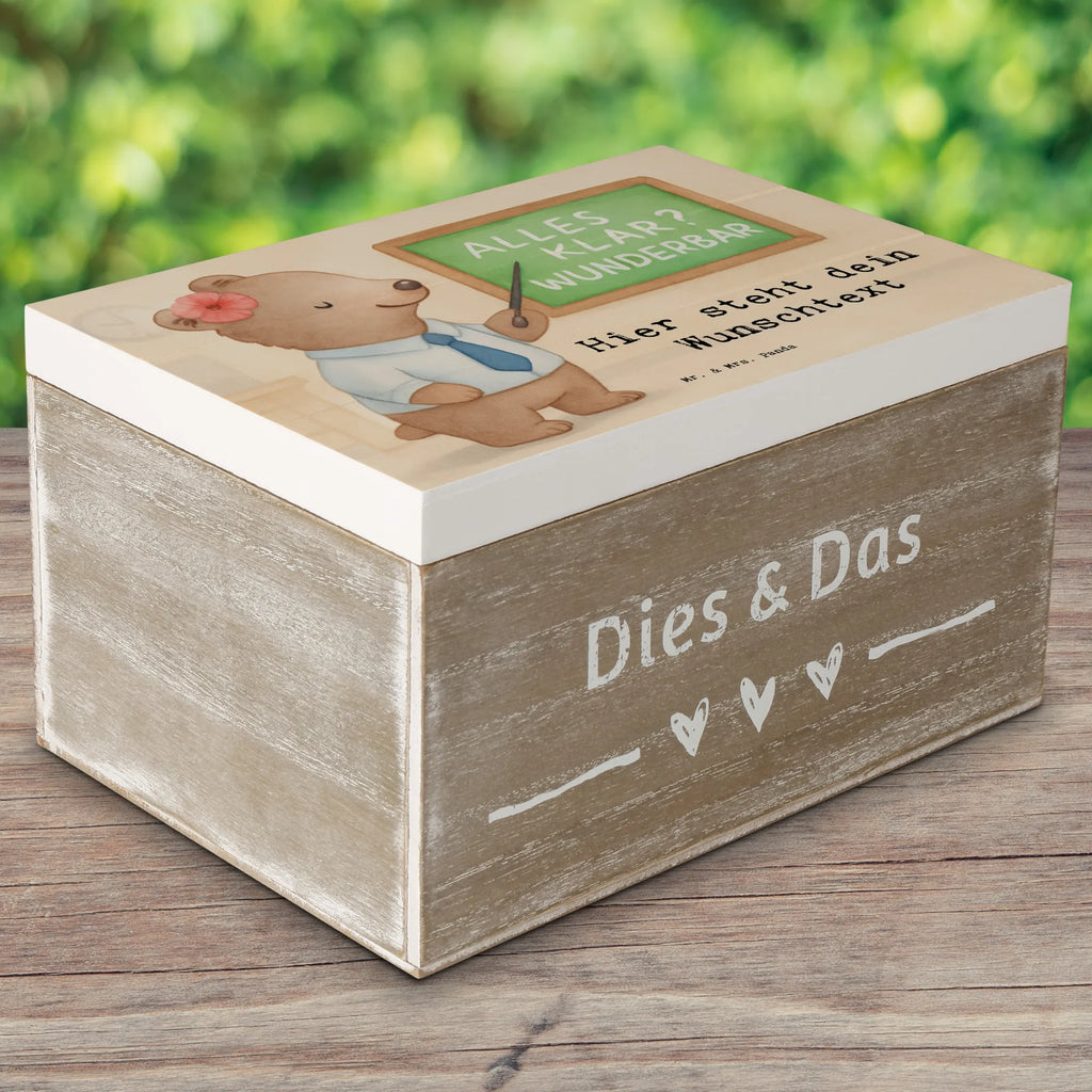 Personalisierte Holzkiste Dozentin Leidenschaft Design Schatulle Personalisiert, Kiste mit Namen, Holzkiste mit Namen, mit Namen, Aufbewahrungsbox Personalisiert, Schatzkiste Personalisiert, Holzkiste Personalisiert, Erinnerungsbox mit Namen, Dekokiste Personalisiert, Geschenkbox Personalisiert, Truhe Personalisiert, Dekokiste mit Namen, Schatulle mit Namen, Kiste Personalisiert, Erinnerungskiste Personalisiert, Schatzkiste mit Namen, Erinnerungsbox Personalisiert, Aufbewahrungsbox mit Namen, GEschenkdose Personalisiert, Truhe mit Namen, Geschenk, Schenken, Jubiläum, Danke, Dankeschön, Beruf, Ausbildung, Abschied, Rente, Kollege, Kollegin, Arbeitskollege, Mitarbeiter, Firma, Tutorin, Dozentin, Professorin, Uni, Akademikerin, Unterricht, Vorlesung, Universität