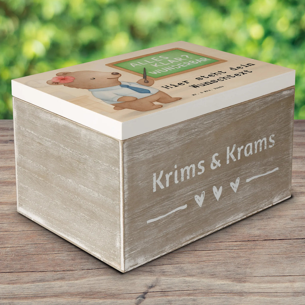 Personalisierte Holzkiste Dozentin Leidenschaft Design Schatulle Personalisiert, Kiste mit Namen, Holzkiste mit Namen, mit Namen, Aufbewahrungsbox Personalisiert, Schatzkiste Personalisiert, Holzkiste Personalisiert, Erinnerungsbox mit Namen, Dekokiste Personalisiert, Geschenkbox Personalisiert, Truhe Personalisiert, Dekokiste mit Namen, Schatulle mit Namen, Kiste Personalisiert, Erinnerungskiste Personalisiert, Schatzkiste mit Namen, Erinnerungsbox Personalisiert, Aufbewahrungsbox mit Namen, GEschenkdose Personalisiert, Truhe mit Namen, Geschenk, Schenken, Jubiläum, Danke, Dankeschön, Beruf, Ausbildung, Abschied, Rente, Kollege, Kollegin, Arbeitskollege, Mitarbeiter, Firma, Tutorin, Dozentin, Professorin, Uni, Akademikerin, Unterricht, Vorlesung, Universität