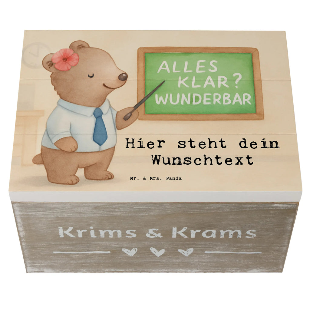 Personalisierte Holzkiste Dozentin Leidenschaft Design Schatulle Personalisiert, Kiste mit Namen, Holzkiste mit Namen, mit Namen, Aufbewahrungsbox Personalisiert, Schatzkiste Personalisiert, Holzkiste Personalisiert, Erinnerungsbox mit Namen, Dekokiste Personalisiert, Geschenkbox Personalisiert, Truhe Personalisiert, Dekokiste mit Namen, Schatulle mit Namen, Kiste Personalisiert, Erinnerungskiste Personalisiert, Schatzkiste mit Namen, Erinnerungsbox Personalisiert, Aufbewahrungsbox mit Namen, GEschenkdose Personalisiert, Truhe mit Namen, Geschenk, Schenken, Jubiläum, Danke, Dankeschön, Beruf, Ausbildung, Abschied, Rente, Kollege, Kollegin, Arbeitskollege, Mitarbeiter, Firma, Tutorin, Dozentin, Professorin, Uni, Akademikerin, Unterricht, Vorlesung, Universität