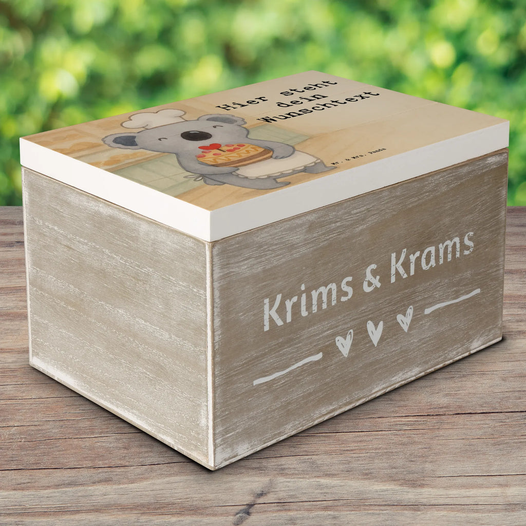 Personalisierte Holzkiste Konditor Leidenschaft Design Holzkiste Personalisiert, GEschenkdose Personalisiert, Aufbewahrungsbox mit Namen, Schatulle Personalisiert, Erinnerungsbox Personalisiert, Holzkiste mit Namen, Schatzkiste Personalisiert, Erinnerungskiste Personalisiert, mit Namen, Kiste mit Namen, Truhe mit Namen, Dekokiste mit Namen, Geschenkbox Personalisiert, Aufbewahrungsbox Personalisiert, Schatzkiste mit Namen, Erinnerungsbox mit Namen, Schatulle mit Namen, Truhe Personalisiert, Dekokiste Personalisiert, Kiste Personalisiert, Geschenk, Schenken, Jubiläum, Danke, Dankeschön, Beruf, Ausbildung, Abschied, Rente, Kollege, Kollegin, Arbeitskollege, Mitarbeiter, Firma, Kuchenbäcker, Konditor, Bäcker, Confiseur, Patissier