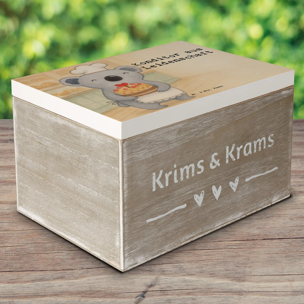 Aufbewahrungsbox Konditor Leidenschaft Design box holz, Holzkiste, holzschachtel, aufbewahrungstruhe, Aufbewahrungsbox, aufbewahrungskisten, Aufbewahrungskiste, Holzbox, aufbewahrungsboxen, Holztruhe, Holzkisten, Holz Aufbewahrungsbox, Box aus Holz, Aufbewahrungsbox aus Holz, Holzbox mit Deckel, aufbewahrungskiste mit deckel, holztruhen, Aufbewahrungsbox Holz, Schatulle, Holzkiste mit Deckel, holzschatulle, Holzboxen, truhe holz, kiste holz, holzkästchen, Geschenk, Schenken, Jubiläum, Danke, Dankeschön, Beruf, Ausbildung, Abschied, Rente, Kollege, Kollegin, Arbeitskollege, Mitarbeiter, Firma, Konditor, Bäcker, Kuchenbäcker, Patissier, Confiseur