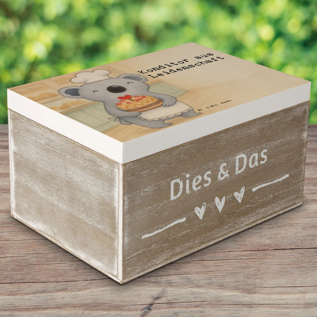 Aufbewahrungsbox Konditor Leidenschaft Design box holz, Holzkiste, holzschachtel, aufbewahrungstruhe, Aufbewahrungsbox, aufbewahrungskisten, Aufbewahrungskiste, Holzbox, aufbewahrungsboxen, Holztruhe, Holzkisten, Holz Aufbewahrungsbox, Box aus Holz, Aufbewahrungsbox aus Holz, Holzbox mit Deckel, aufbewahrungskiste mit deckel, holztruhen, Aufbewahrungsbox Holz, Schatulle, Holzkiste mit Deckel, holzschatulle, Holzboxen, truhe holz, kiste holz, holzkästchen, Geschenk, Schenken, Jubiläum, Danke, Dankeschön, Beruf, Ausbildung, Abschied, Rente, Kollege, Kollegin, Arbeitskollege, Mitarbeiter, Firma, Konditor, Bäcker, Kuchenbäcker, Patissier, Confiseur