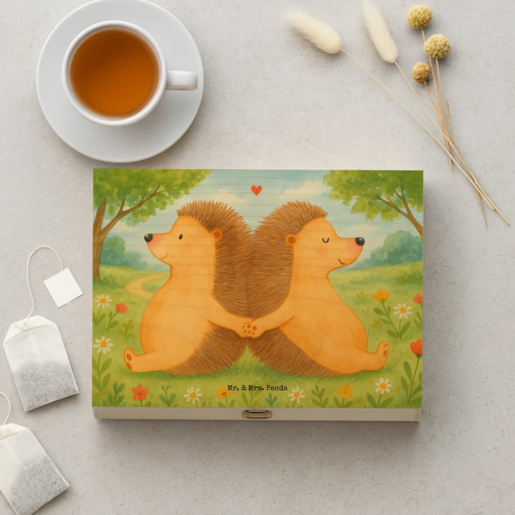 teebox Igel händchenhaltend Design aufbewahrungsbox für teebeutel, teekiste, teebehälter, teekasten, box für tee, teebeutel aufbewahrung, tee beutel halter, teebeutel behälter, teeaufbewahrungsbox, tee kiste, teebeutel aufbewahrungsbox, teeaufbewahrung, teebox, tee organizer, holzteekiste, vorratsbox tee, box für teebeutel, teebeutelbox, tee sortierbox, teebox für teebeutel, aufbewahrungsbox tee, holzteebox, tee organizer box, aufbewahrung tee, teebeutel organizer, teedose, Freundin, Freund, Liebe, Liebesgeschenk, Jahrestag, Verlobung, Partner, Ehemann, Ehefrau, Heiraten, Heiratsantrag, Hocheitstag, Hand in Hand, Hochzeit, Liebesbeweis, Love, Igelliebe, Geschenk für zwei, Igel, Gemeinsamkeit, Lieblingsmensch, Liebesbotschaft, große Liebe