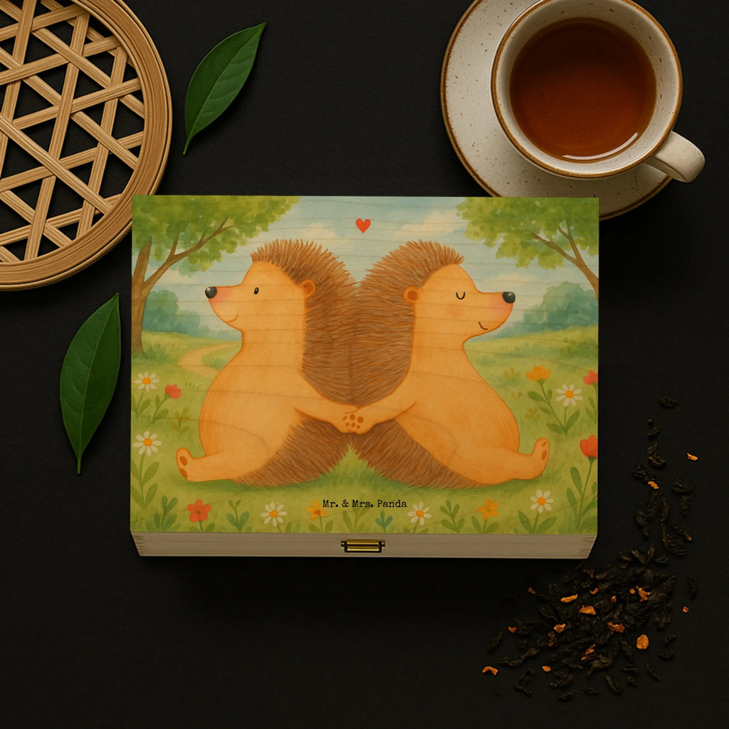 teebox Igel händchenhaltend Design aufbewahrungsbox für teebeutel, teekiste, teebehälter, teekasten, box für tee, teebeutel aufbewahrung, tee beutel halter, teebeutel behälter, teeaufbewahrungsbox, tee kiste, teebeutel aufbewahrungsbox, teeaufbewahrung, teebox, tee organizer, holzteekiste, vorratsbox tee, box für teebeutel, teebeutelbox, tee sortierbox, teebox für teebeutel, aufbewahrungsbox tee, holzteebox, tee organizer box, aufbewahrung tee, teebeutel organizer, teedose, Freundin, Freund, Liebe, Liebesgeschenk, Jahrestag, Verlobung, Partner, Ehemann, Ehefrau, Heiraten, Heiratsantrag, Hocheitstag, Hand in Hand, Hochzeit, Liebesbeweis, Love, Igelliebe, Geschenk für zwei, Igel, Gemeinsamkeit, Lieblingsmensch, Liebesbotschaft, große Liebe